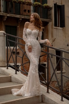 Missing image for Sample wedding dress Roberta size 14 in stock